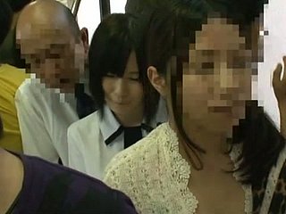 Strange Actie en Upskirt Shots to de Japanse Openbare Motor coach