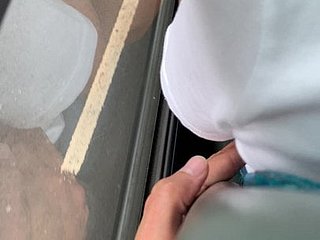 버스에서 중년 여인을 터치 - 모색 중년 여인을