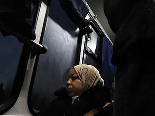 De vrouw kan niet stoppen met kijken naar uitstulping
