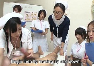 JAV看護師は、CFNM手コキフェラチオデモ字幕付き