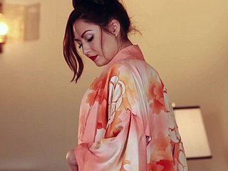 Красивая Cassie Laine касается ее груди и бедра