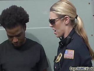 mujer policía tetona se hace grande locate negro