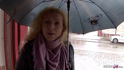 Deutsche Hausfrau bei echten Strassen Casting in Berlin für Geld AO gefickt - German MILF